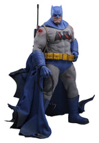 Batman: The Dark Knight Returns Comic Masterpiece Action Figure 1/6 Batman (Battle Damaged Version) 32 cm Hot Toys